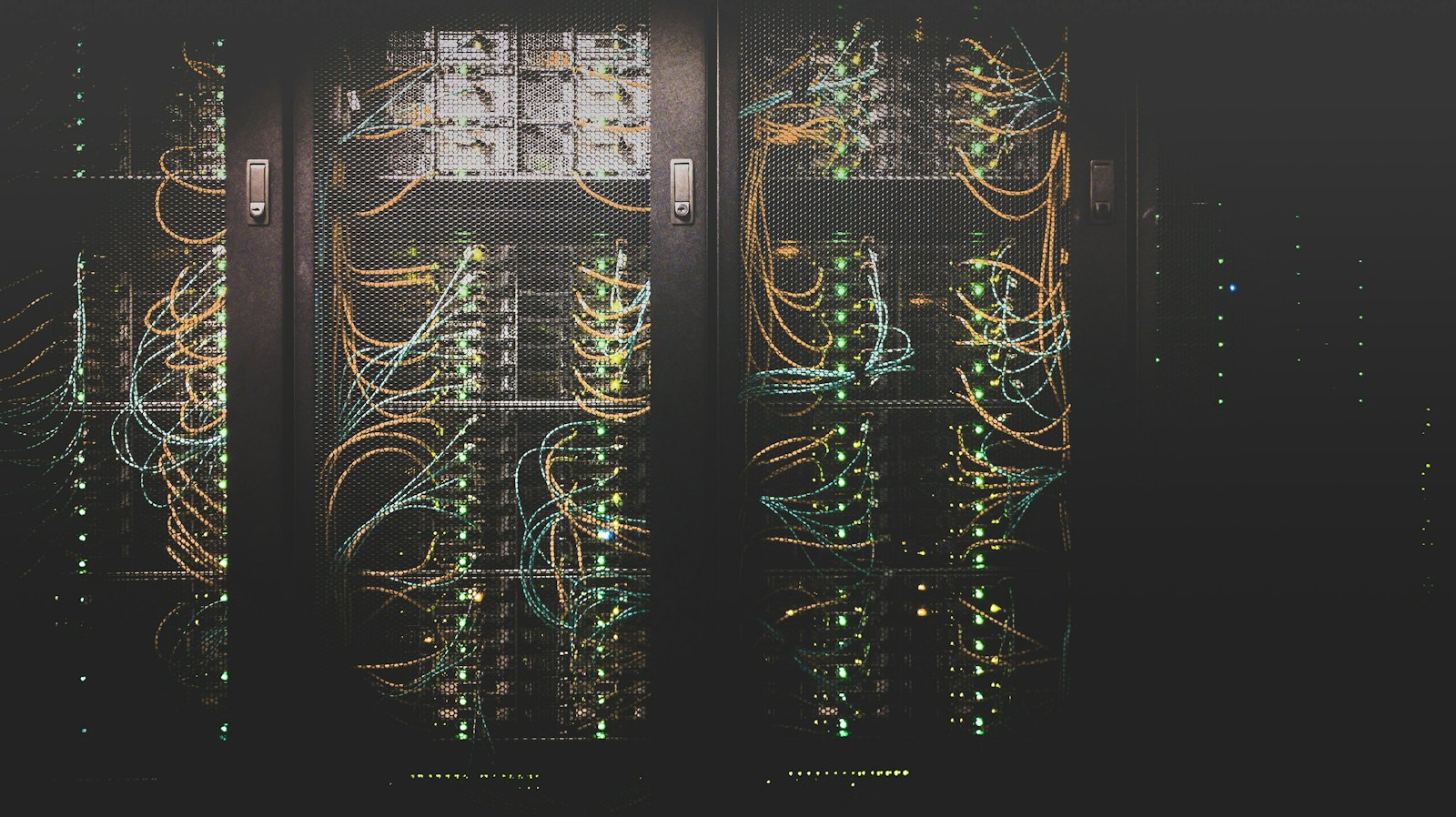 Serverraum mit Reihen von Servern und blinkenden LEDs