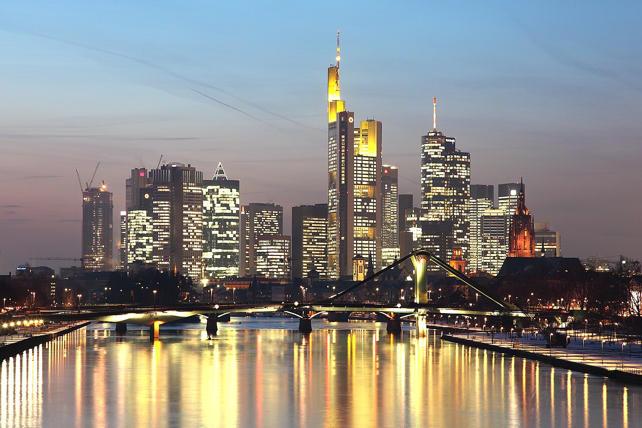 Frankfurter Skyline bei Dämmerung mit Hochhäusern